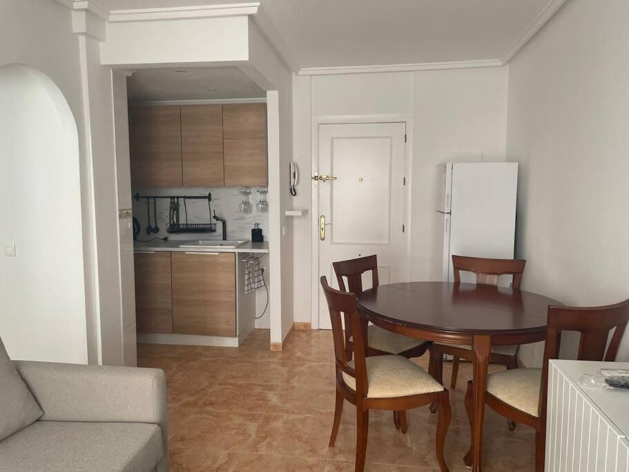 Cozy Apartment 5 Mins To Beach Torrevieja Bagian luar foto
