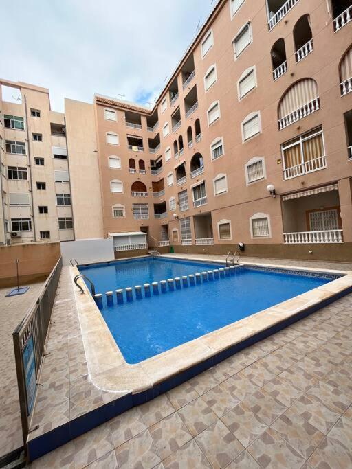 Cozy Apartment 5 Mins To Beach Torrevieja Bagian luar foto